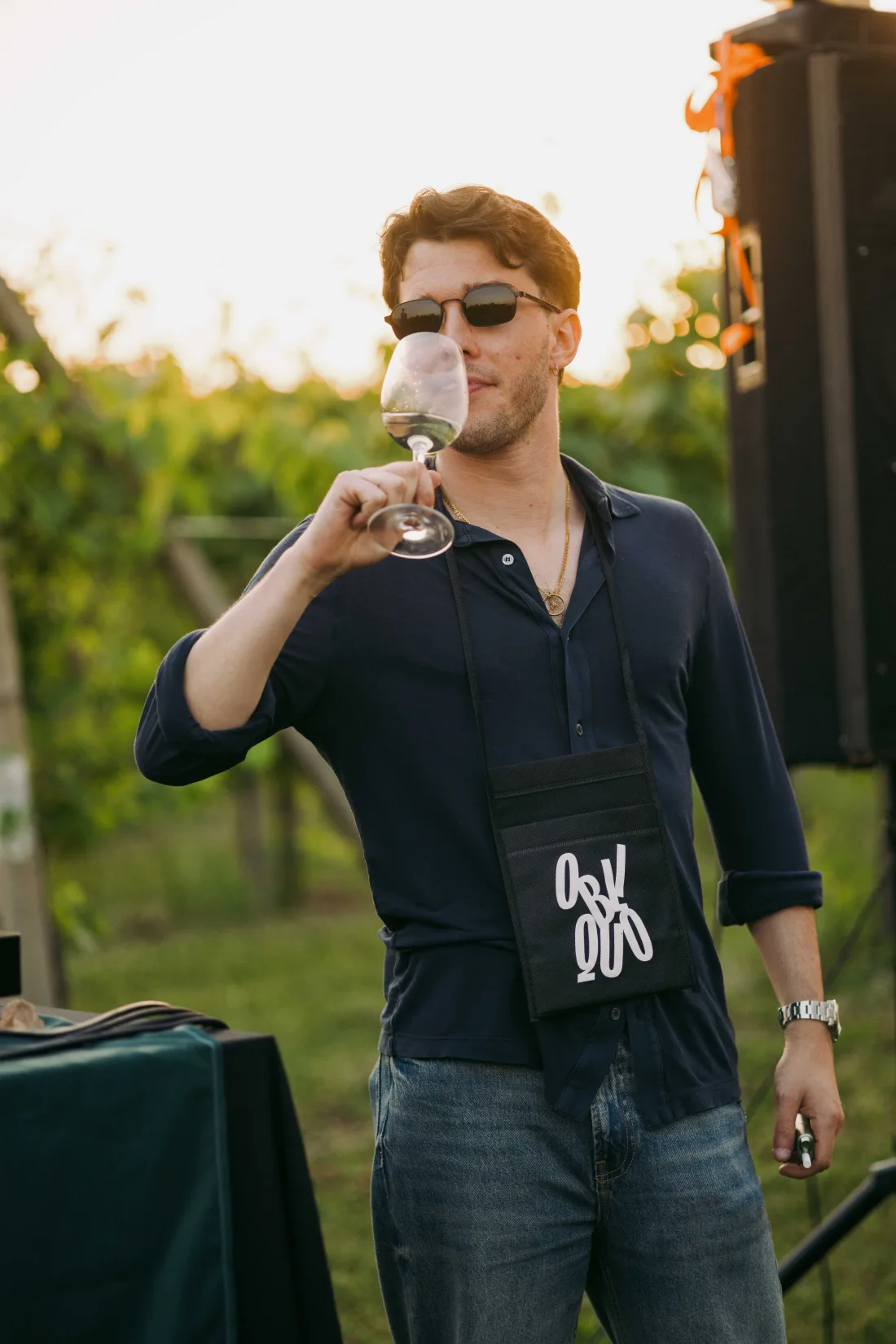 Un calice di vino Saottini a un evento serale